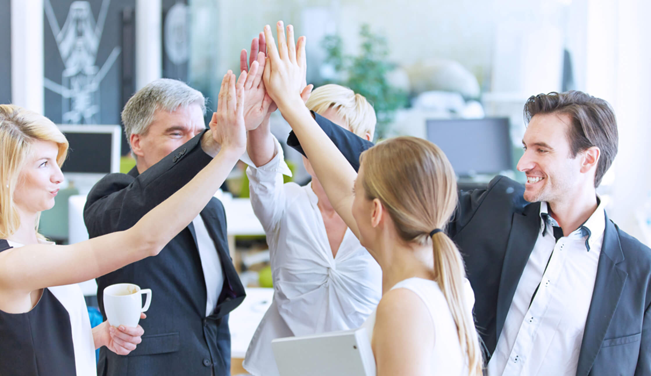 Foto di team sorridente mentre celebra un successo lavorativo - Satech