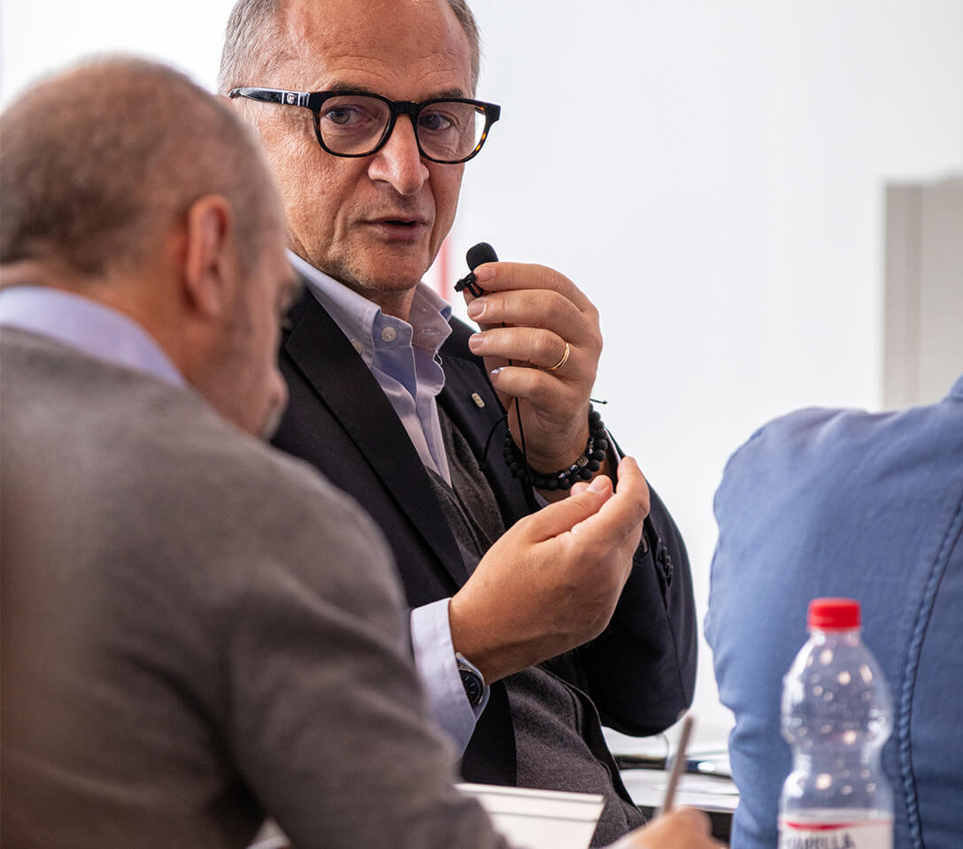 L'ingegnere Paolo De Benedetto intento a rispondere alla domanda di un partecipante nel corso dell'Hygienic Design Conference 2024